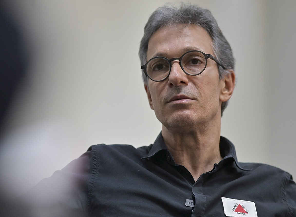 Minas governor rejects alliance with Flávio Bolsonaro