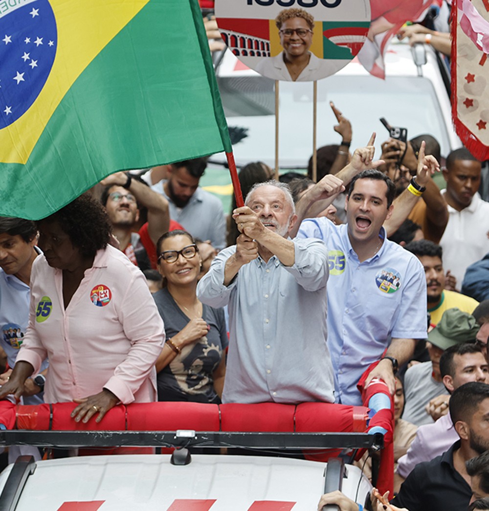 Rival campaigns target Bolsonaro strongholds in Rio