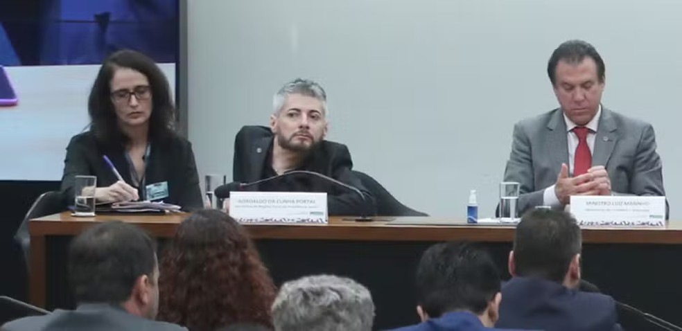 Adroaldo Portal (center) and Luiz Marinho (right) — Foto: Bruno Spada/Câmara dos Deputados
