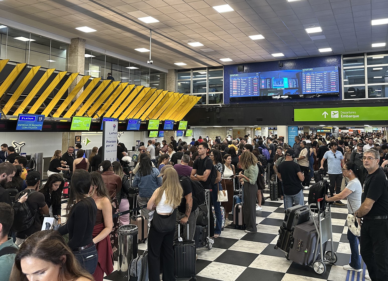 Failure in control tower cancels at least 100 flights in São Paulo