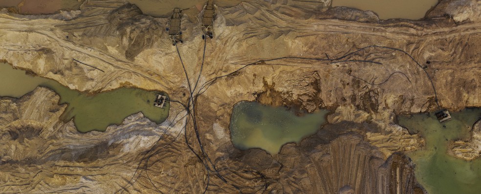 Gold mining area located along the banks of the Peixoto de Azevedo River, in northern Mato Grosso — Foto: Lalo de Almeida/Folhapress