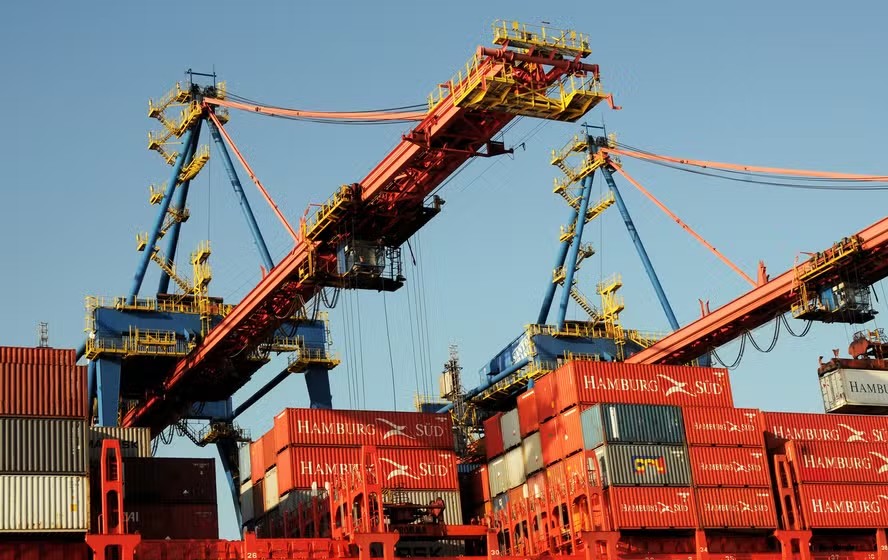 Auction-format change could delay Santos port tender, regulator says