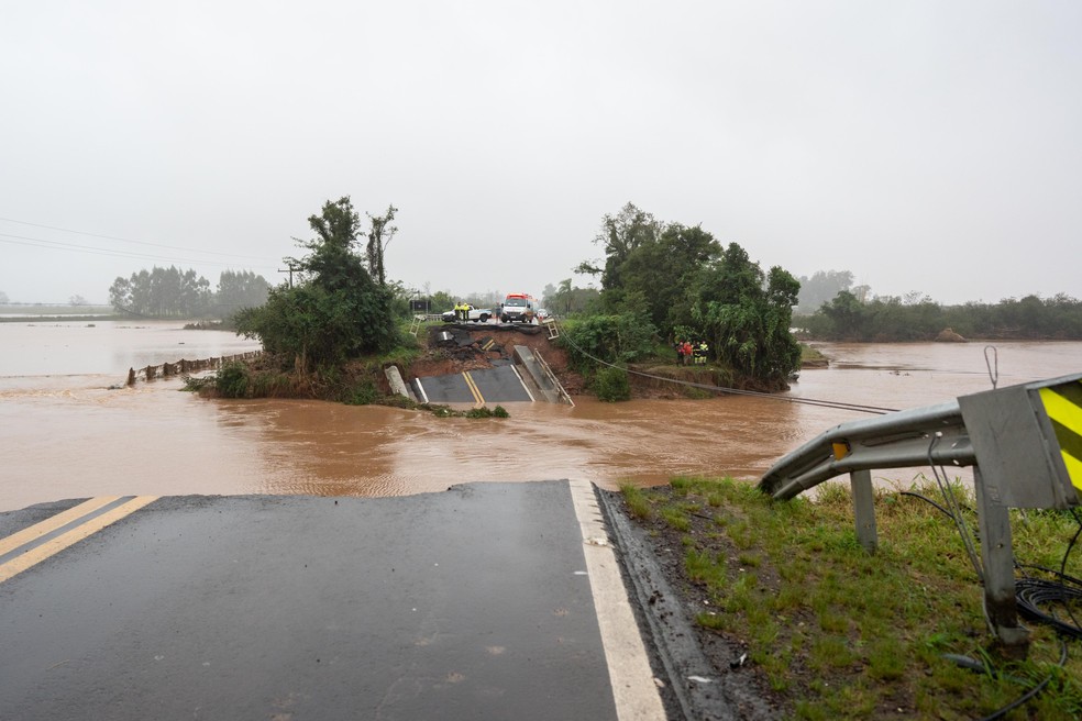 A bridge in Santa Maria was destroyed by floodwaters; heavy rains in the Rio Grande do Sul state this week forced 10,242 to leave their homes and 4,645 to be relocated to shelters — Foto: Mauricio Tonetto/Secom