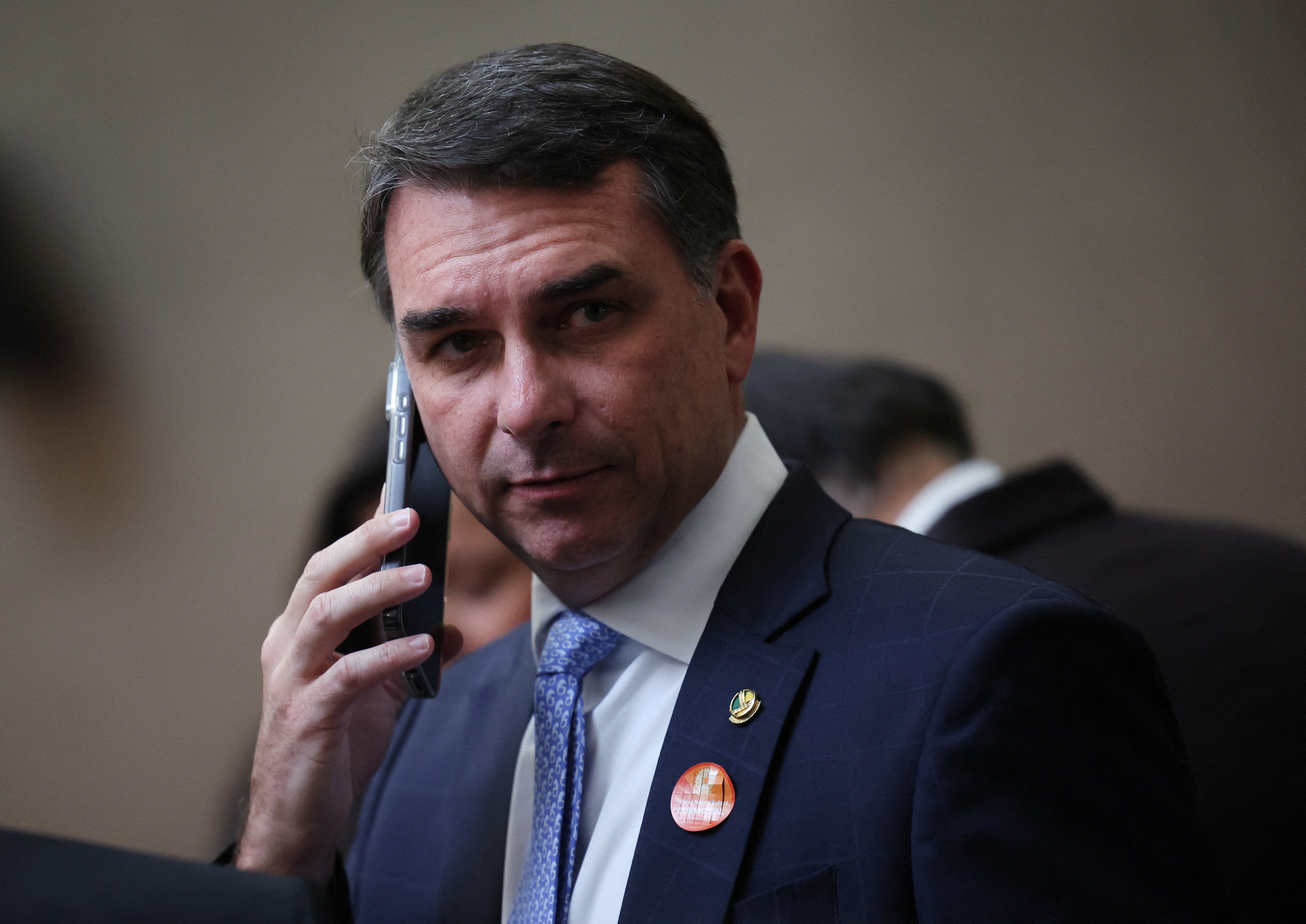 Flávio Bolsonaro moves to protect presidential bid
