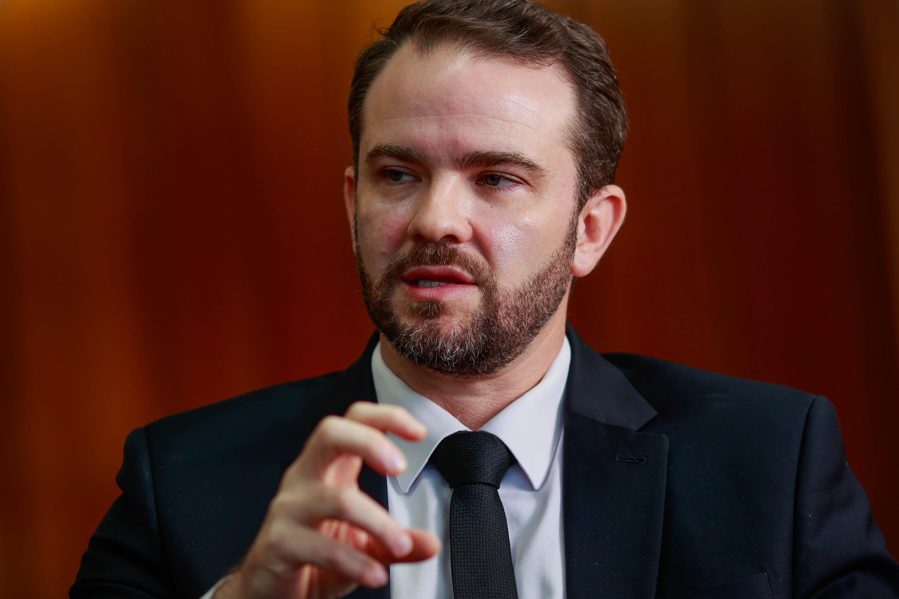 Government weighs productivity support for shorter workweek