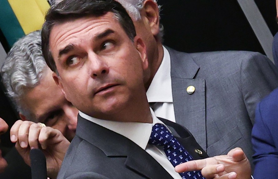 Flávio Bolsonaro campaign rethinks strategy after scandal