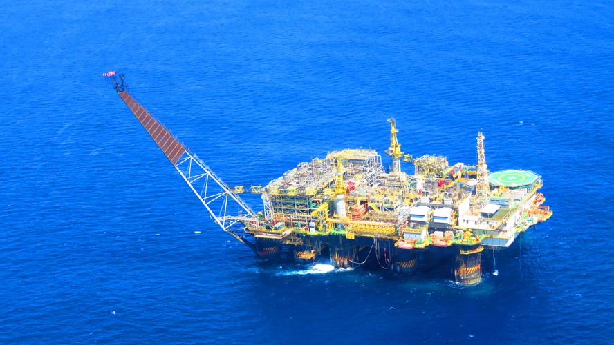 Petrobras rig faces gas leak amid labor strike