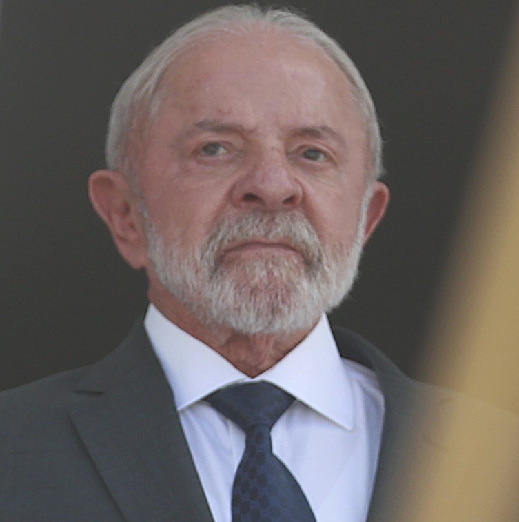 Government keeps strategy, avoids clash with Flávio