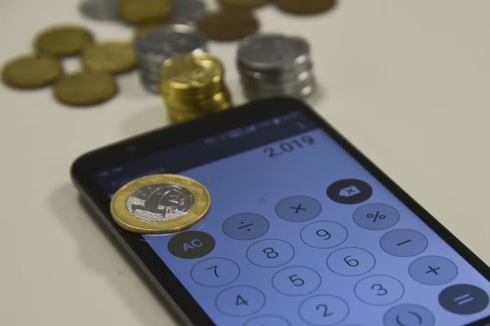 By the end of 2025, 77.5% of Brazilian households will be in debt, with 29.8% classified as delinquent, CNC says — Foto: Marcello Casal/Agência Brasil