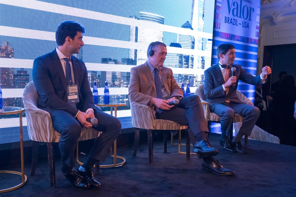 Gabriel Galípolo, the Brazilian Central Bank’s Monetary Policy Director, alongside former Fed members James Bullard and Kevin Warsh — Foto: Vanessa Carvalho/Valor
