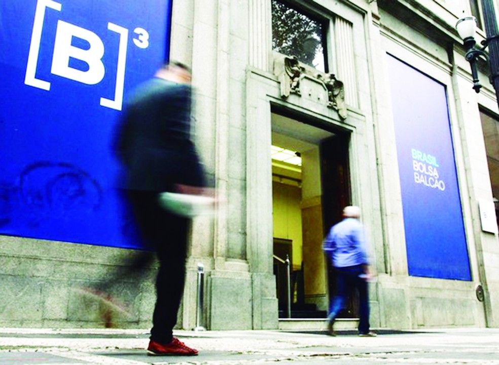 Investment banks prepare companies to raise funds through stock offerings — Foto: Aloisio Maurício/Agência O Globo