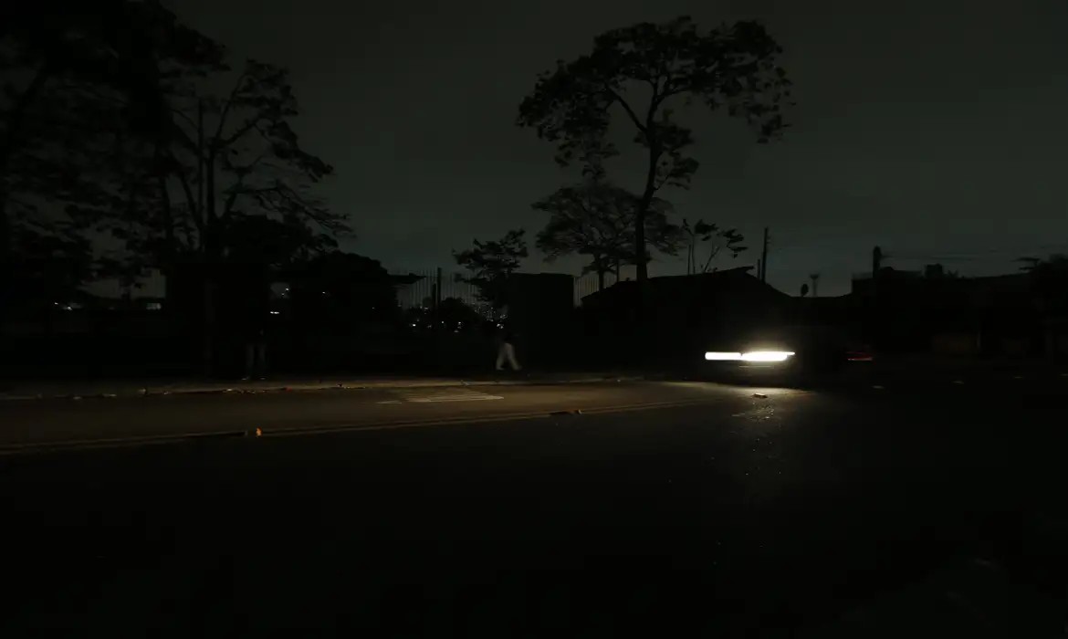 Power regulator staff flags Enel blackout response