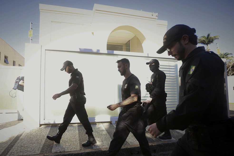 Federal Police agents execute search and seizure warrants at Senator Ciro Nogueira’s home — Foto: Cristiano Mariz/Agência O Globo