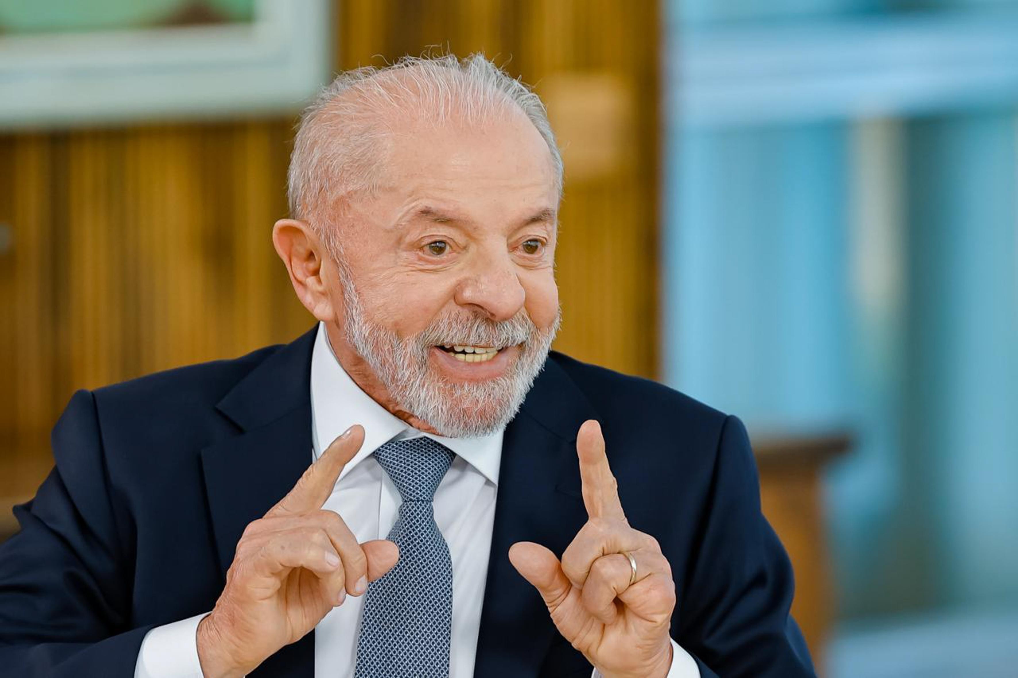 Lula trades final Brazil election debate for popular podcast - Valor International