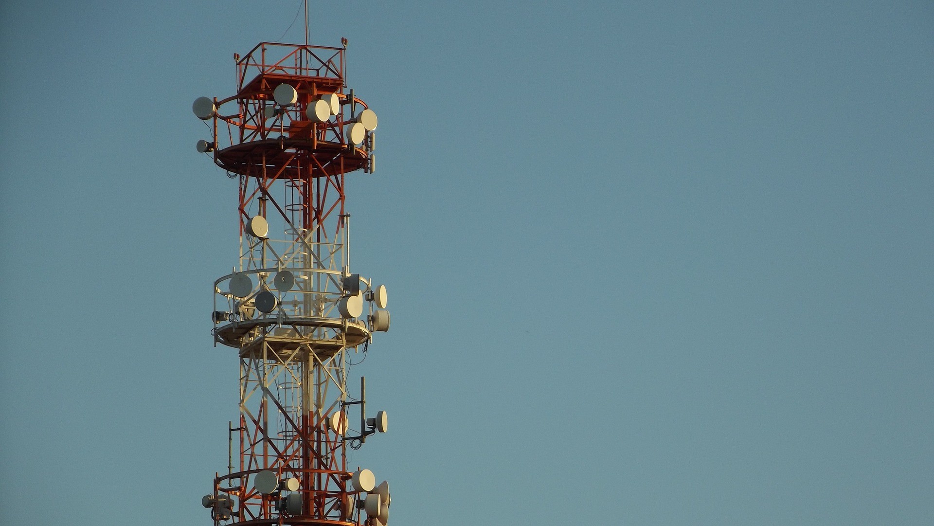 Eight companies bid in Brazil mobile spectrum auction