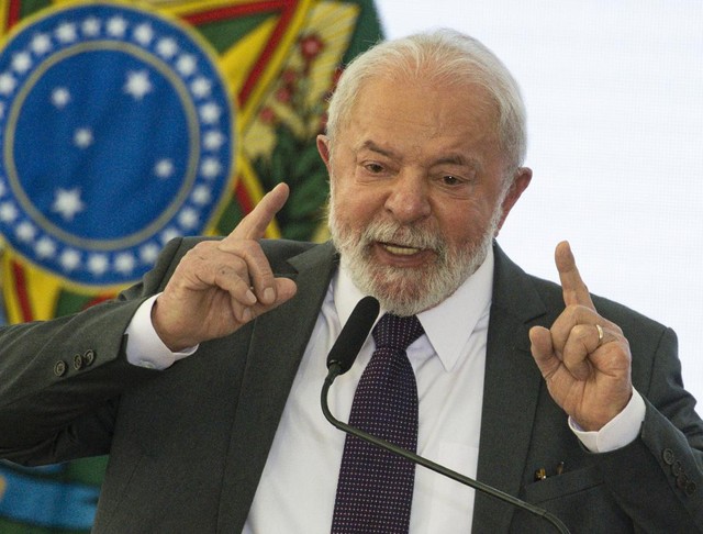 Lula criticizes spending cap, says economics textbooks are “outdated”