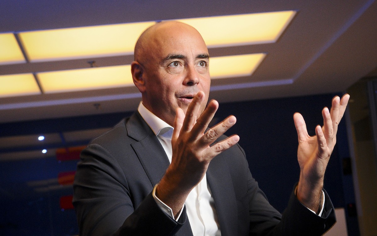 TIM aims to outsource services to curb costs, maintain expansion