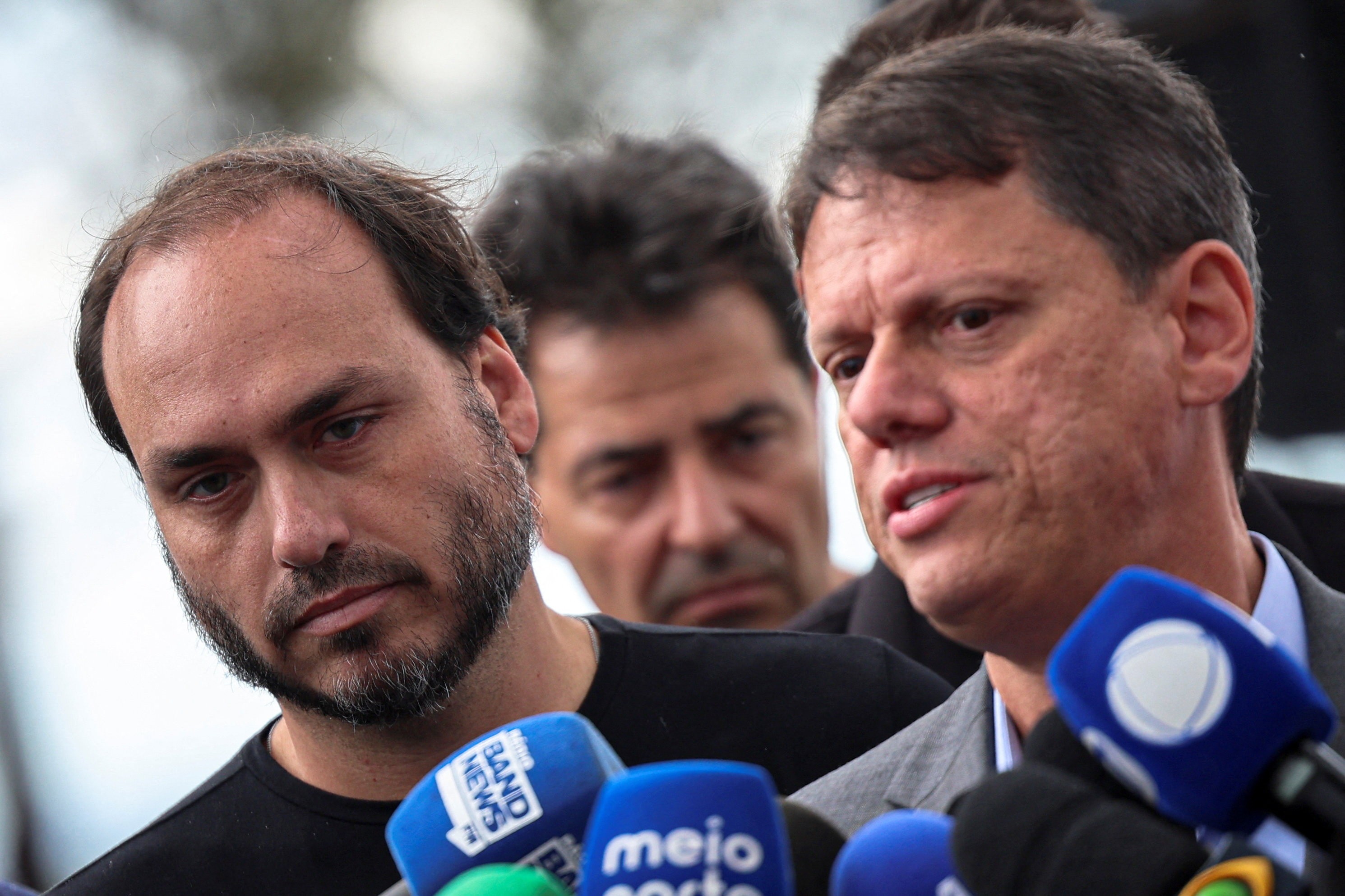 São Paulo governor visits Bolsonaro, says support for Flávio is settled