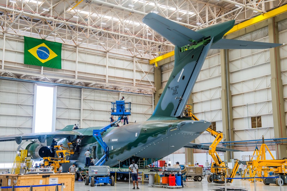 Brazilian plane maker is exploring mergers or acquisitions to gain a foothold in the defense sector with the military C-390 aircraft — Foto: Divulgação