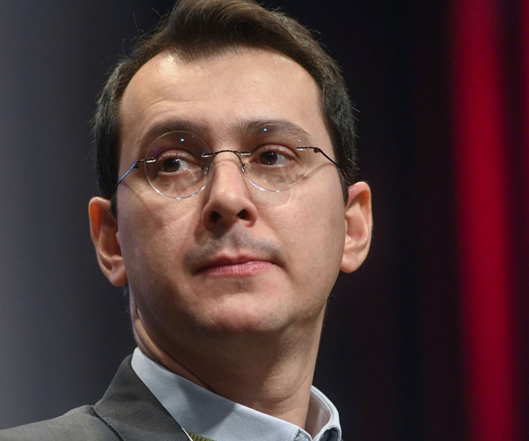 Economists question fuel plan, criticize airline support