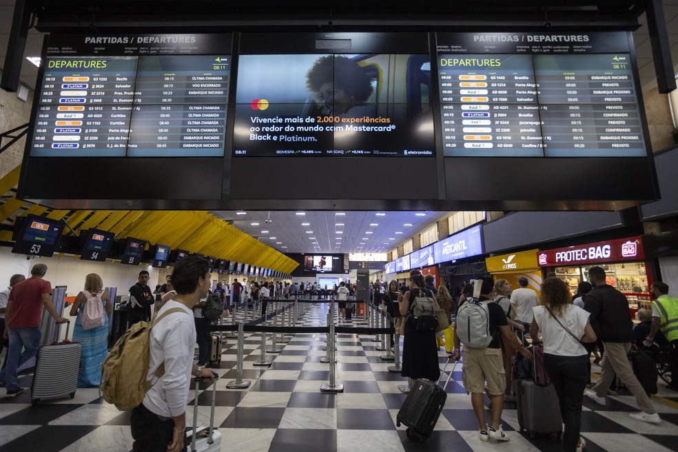 Congonhas Airport in São Paulo, one of the busiest and most profitable in the country, is expected to see a smaller reduction in the number of flights offered by airlines — Foto: Maria Isabel Oliveira/Agência O Globo