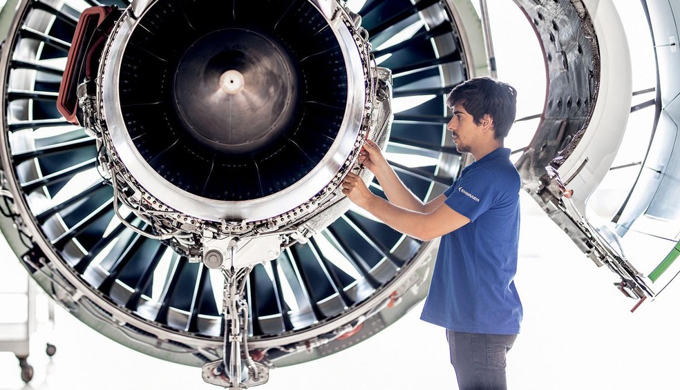 Embraer technician working on a turbine: aircraft maker returned to portfolio after absence in June — Foto: Divulgação/Divulgação
