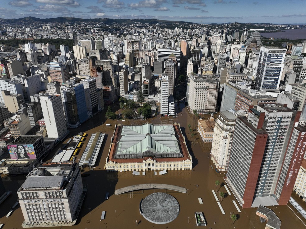 The Central Market is flooded after heavy rain in Porto Alegre — Foto: Andre Penner/AP
