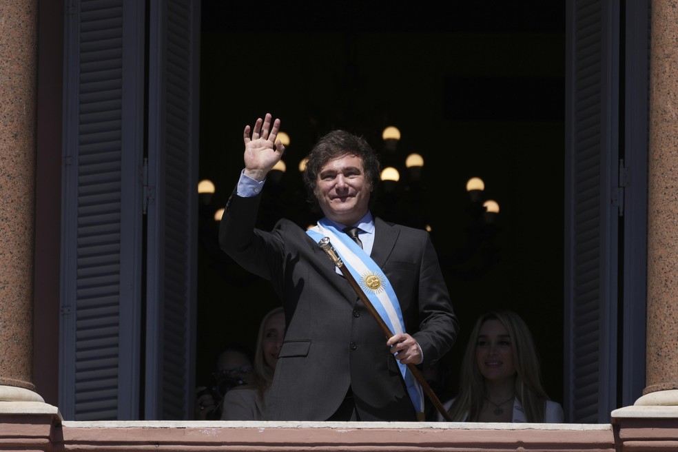 Milei takes office, denounces “worst legacy” in history