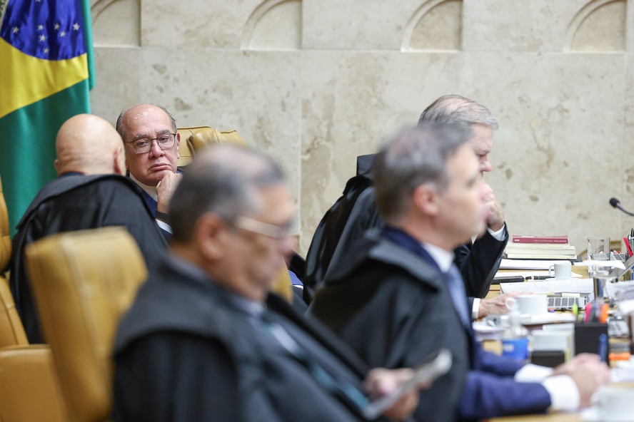 From left to right: justices Alexandre de Moraes, Gilmar Mendes, Flávio Dino, André Mendonça, and Dias Toffoli
