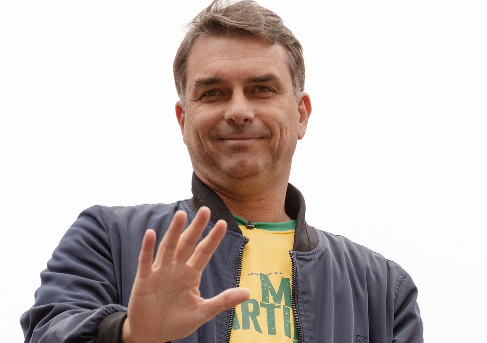 Flávio Bolsonaro weathered crises to consolidate candidacy