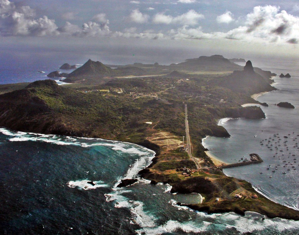 Aerial view of Fernando de Noronha: overcrowding, limited sewage infrastructure, and logistical challenges — Foto: Divulgação